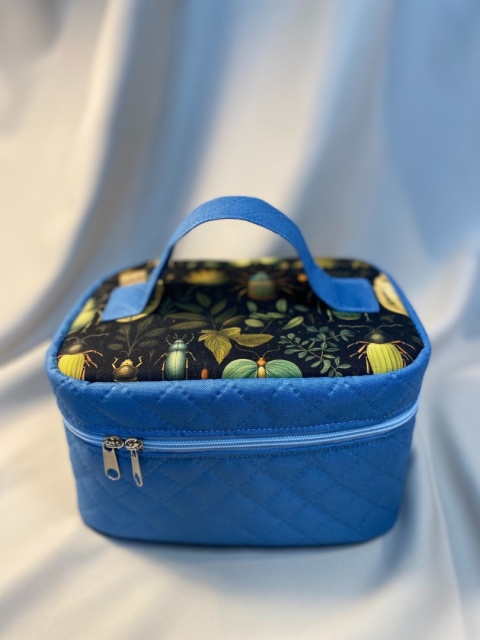 Kosmetyczka robaczki i błękit rozmiar M