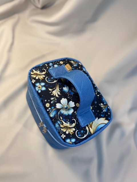 Kosmetyczka zimowe kwiaty i błękit rozmiar M