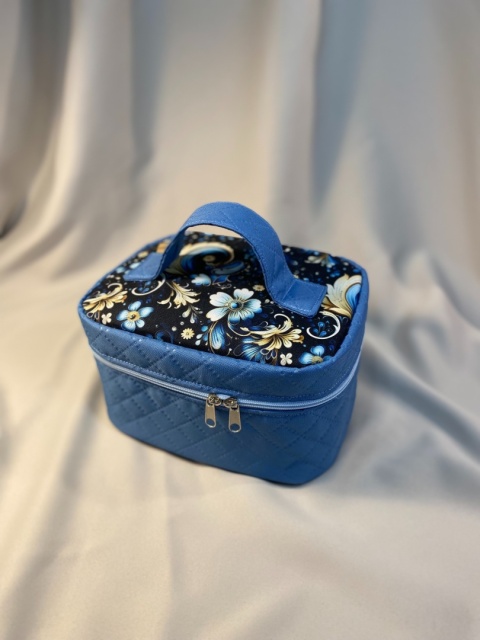 Kosmetyczka zimowe kwiaty i błękit rozmiar M