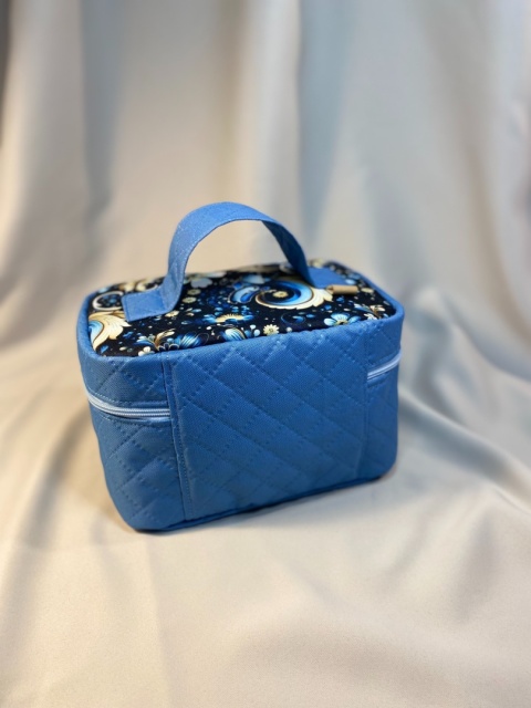 Kosmetyczka zimowe kwiaty i błękit rozmiar M